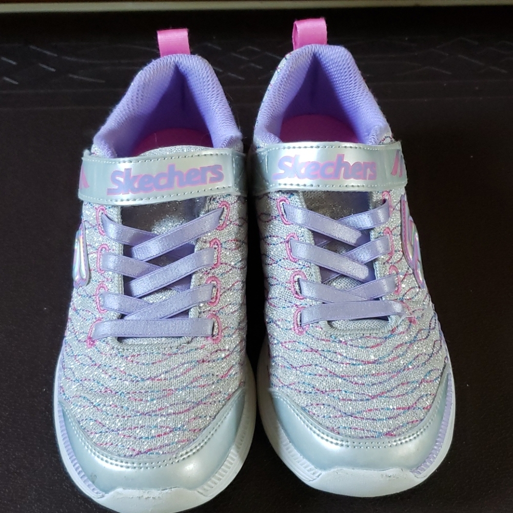 Kids skechers size 3 EUC
